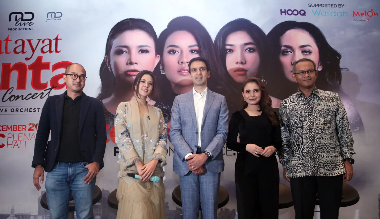 Rossa saat hadir di konferensi pers acara 'Ayat Ayat Cinta Live in Concert' di Lamoda Plaza Indonesia, kawasan Thamrin, Jakarta Pusat, Senin (27/11/2017). (Nurwahyunan/Bintang.com)