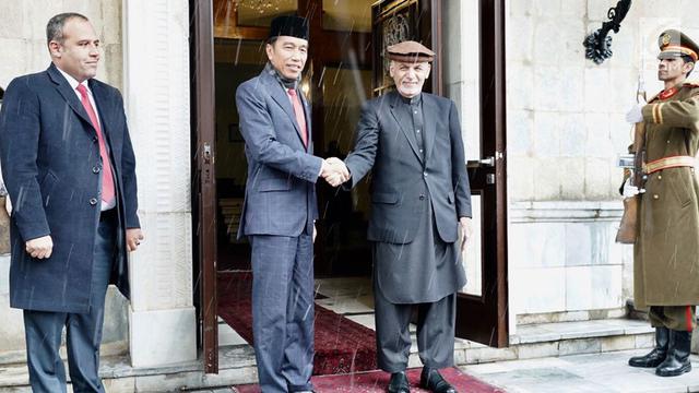Disambut Hujan Salju, Jokowi Tiba di Afghanistan Setelah Ledakan