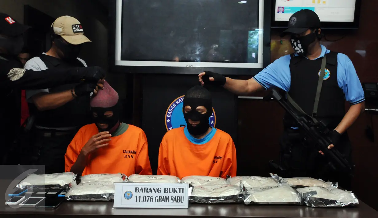 Dua tersangka jaringan pengedar narkotika jenis sabu diperlihatkan saat rilis di Jakarta, Senin (27/3). BNN menangkap dua tersangka pengedar narkotika jaringan internasional dengan barang bukti sabu 11.076 gram. (Liputan6.com/Helmi Fithriansyah)