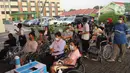 Pasien yang terpapar Covid-19 antre di luar tenda darurat yang didirikan di RSUP dr Sintanala, Kota Tangerang, Rabu (30/6/2021).  Tenda Darurat di RSUP dr. Sintanala langsung penuh hingga pasien yang terus berdatangan harus mengantri sampai keluar tenda. (Liputan6.com/Angga Yuniar)