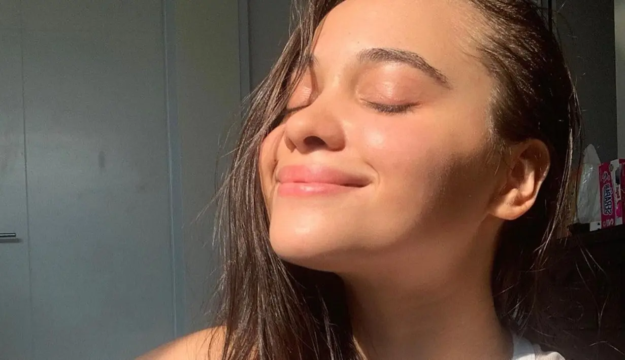 Meski di depan layar kaca televisi ia selalu tampil cetar dengan riasan tebal, di keseharian Aurora Ribero tampak menawan tanpa makeup. Wajahnya yang cantik natural terlihat glowing saa tanpa makeup. (Liputan6.com/IG/@auroraribero)