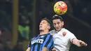 Pemain Internazionale, Stevan Jovetic duel udara dengan pemain AS Roma, Kostas Manolas pada laga Serie A di Stadion San Siro, Itali, Sabtu (31/10/2015). (EPA/Daniel Dal Zennaro)