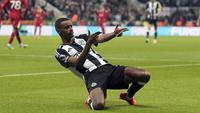 Pemain Newcastle, Alexander Isak melakukan selebrasi setelah mencetak gol pertama timnya ke gawang Liverpool pada laga lanjutan Liga Inggris 2024/2025 di St James Park Stadium, Newcastle, Inggris, Kamis (05/12/2024) WIB. (AP Photo/Ian Hodgson)