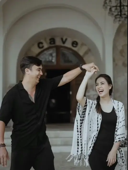 Melalui akun instagramnya, keduanya juga kerap membagikan potret kemesraan setelah menikah lagi. Seperti belum lama ini, keduanya menikmati liburan di Bali. [Instagram/ladynayoan]