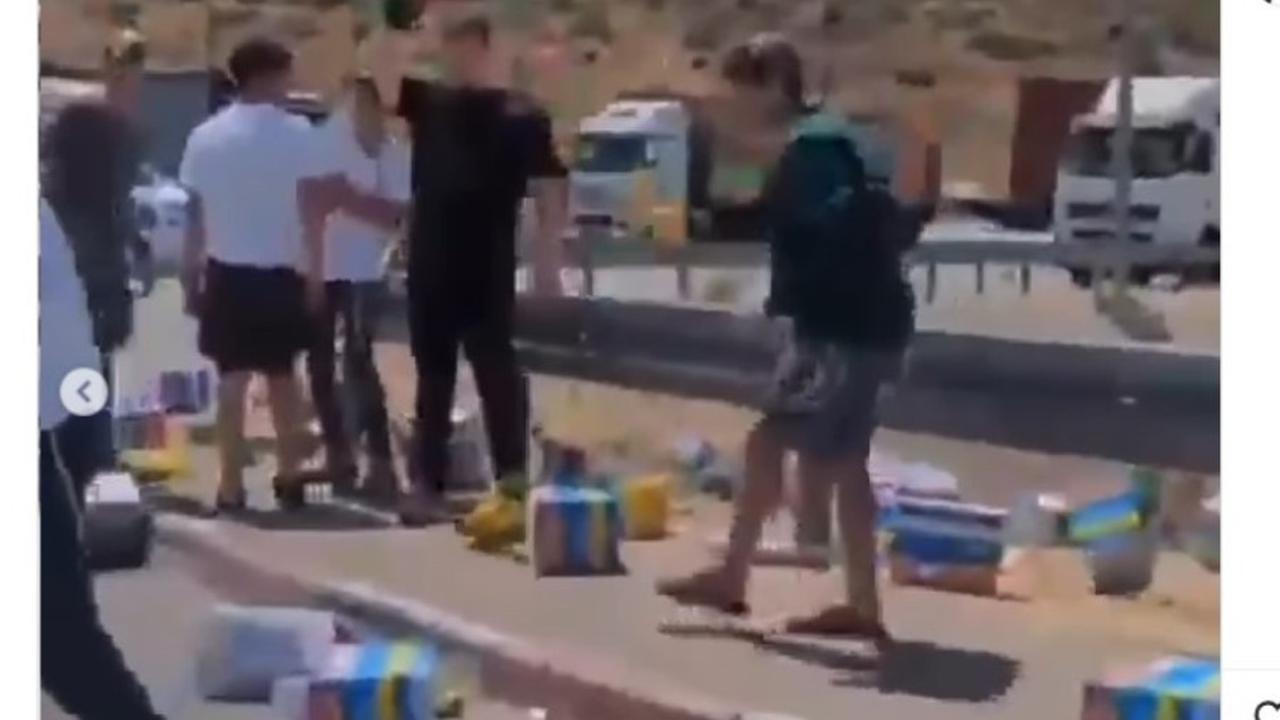 Viral Video Warga Israel Lempar dan Hancurkan Dus Mi Instan Indonesia untuk Gaza.