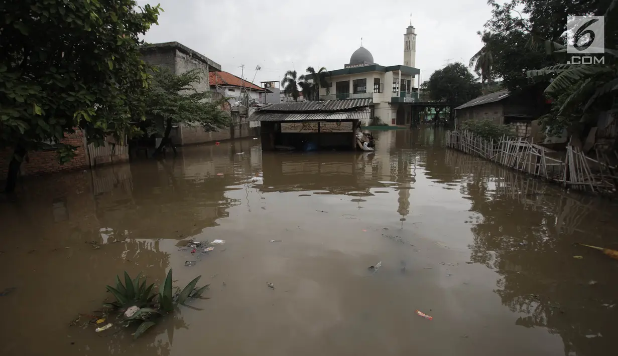 Kondisi kawasan Cipinang Melayu saat terendam banjir, Jakarta Timur, Senin (5/2). Akibat intensitas hujan yang cukup tinggi, permukiman di wilayah Cipinang Melayu tergenang air setinggi 30-40 cm. (Liputan6.com/Arya Manggala)