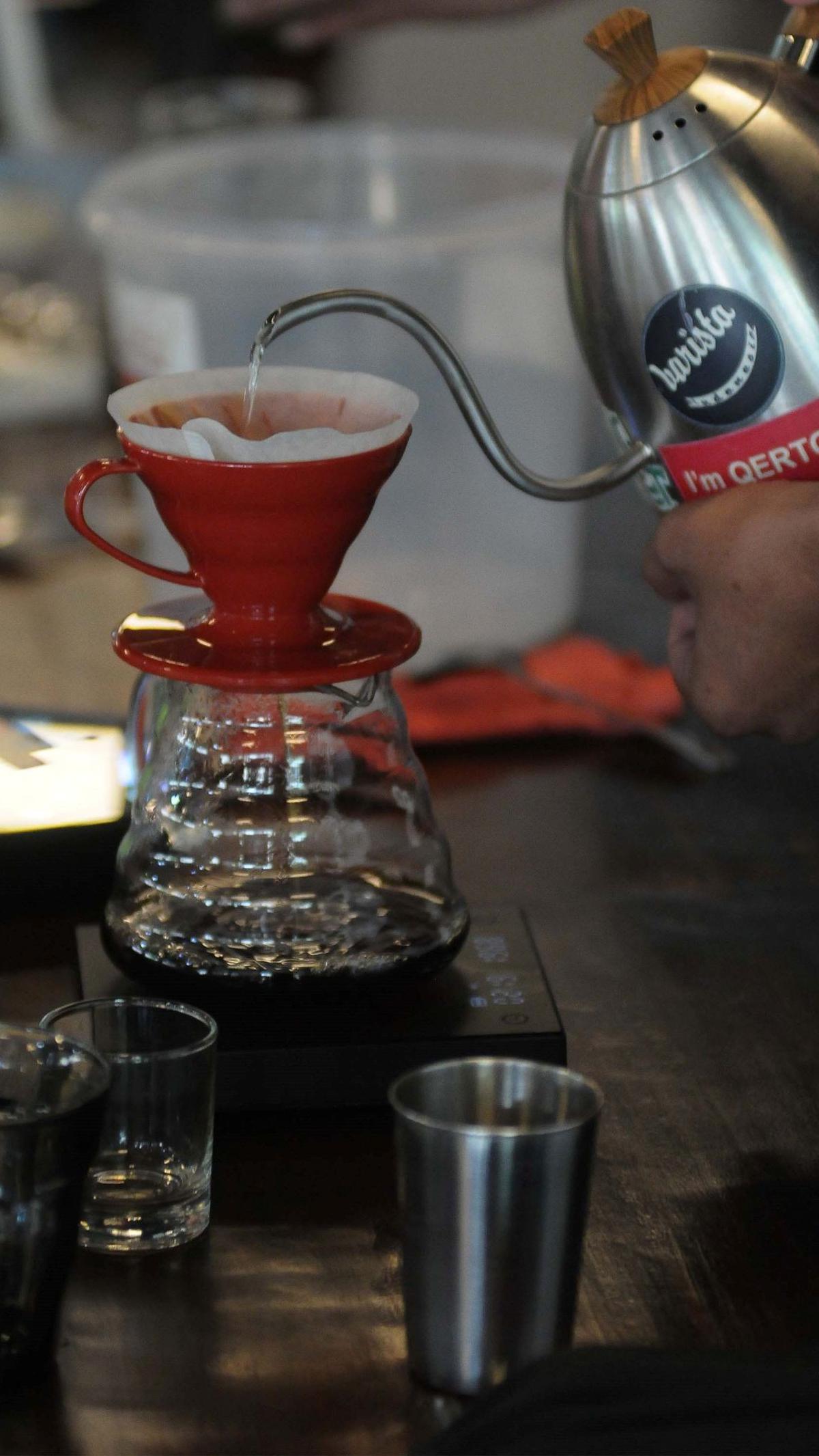 Untuk penjurian dilakukan dengan dua cup yang kemudian oleh juri dipilih salah satu sebagai pemenang setelah juri melakukan penilaian cita rasa kopi yang diolah secara manual.  <br>