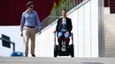 Pencipta MarioWay, Mario Vigentini (kanan) menjajal temuannya di Taman Ilmiah dan Teknologi "Kilometro Rosso", Italia, 19 Juli 2017. MarioWay merupakan kursi roda listrik berteknologi canggih yang dapat dijalankan tanpa kendali tangan  (MIGUEL MEDINA/AFP)