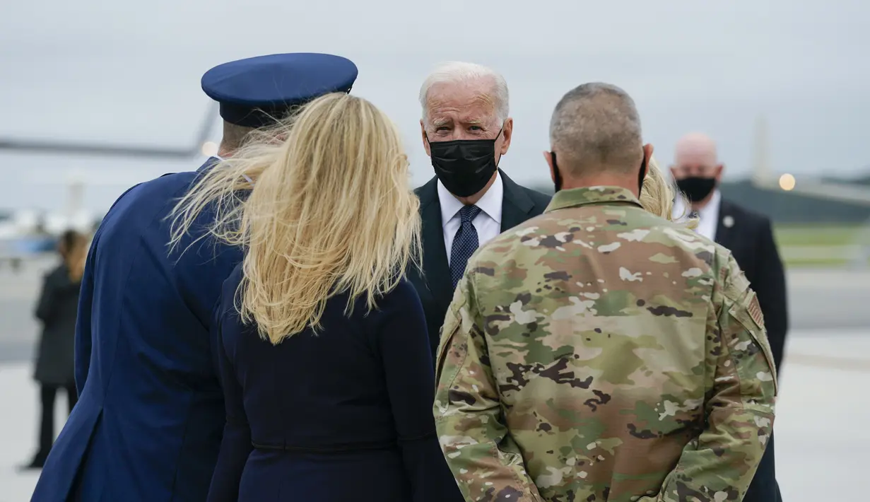 Presiden Amerika Serikat Joe Biden dan Jill Biden tiba di Pangkalan Udara Dove Air, Delaware, Minggu (29/8/2021). Joe Biden menghadiri penghormatan untuk 13 tentara AS yang tewas dalam ledakan bom bunuh diri di dekat bandara Kabul, Afghanistan. (AP/Manuel Balce Ceneta)