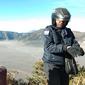 Sejumlah wisatawan menyaksikan fenomena ekstrem Gunung Bromo di Kabupaten Probolinggo, Jawa Timur, berupa embun beku menyerupai kristal es. (Liputan6.com/Dian Kurniawan)