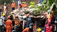 Longsor di Cangar Kabupaten Mojokerto, Jatim, menimpa dua mobil. (Liputan6.com/ Dian Kurniawan)
