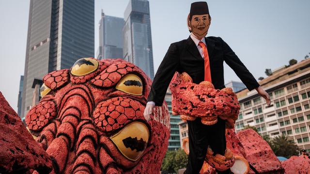 Aktivis Greenpeace Indonesia dalam aksi kampanye lingkungan di Jakarta