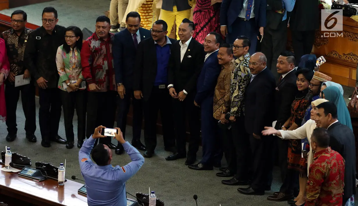 Ketua Fraksi Partai Demokrat Edhie Baskoro Yudhoyono atau Ibas (tengah) foto bersama sejumlah anggota dewan dalam rapat paripurna terakhir masa kepemimpinan periode 2014-2019 di Kompleks Parlemen, Jakarta, Senin (30/9/2019). DPR periode 2014-2019 telah mengesahkan 91 RUU. (Liputan6.com/JohanTallo)