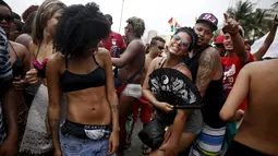 Peserta LGBT  saat mengikuti parade di pantai Copacabana di Rio de Janeiro, Brasil, Minggu (15/11/2015). Aksi ini dalam bentuk solidaritasi para kaum LGBT untuk memperoleh keadilan di masyarakat. (REUTERS/Pilar Olivares)