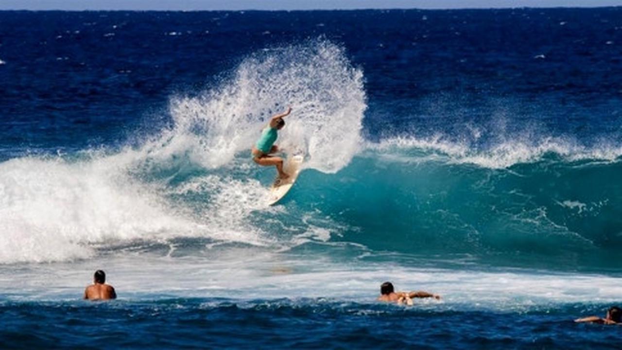 Aksi peselancar cantik bertangan satu taklukkan ombak Hawaii