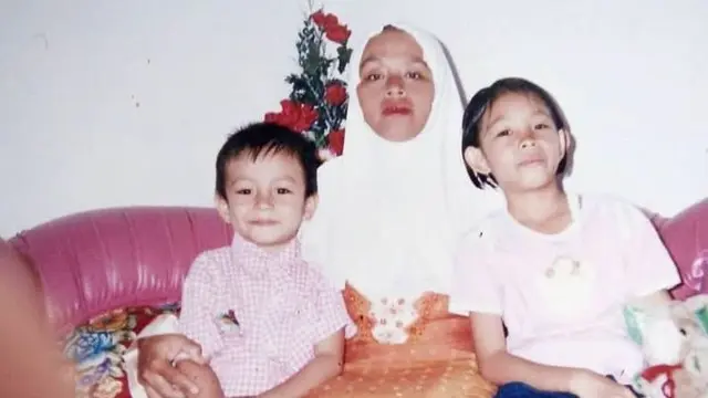 Foto kecil Angga Yunanda bersama ibu dan kakaknya. (Dok. Foto Instagram @anggayunanda)