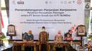 Dirut PT Semen Gresik, Mukhamad Saifudin (kiri), Direktur BUMDes PT Indo Kadiwono Sukses, Uswatun Khasanah (kanan) menandatangani Perjanjian Kerjasama Pendirian Perusahaan Patungan antara PT Semen Gresik dengan 6 PT BUMDes di Rembang, Kamis (9/4/2020). (Liputan6.com/Pool/SIG)