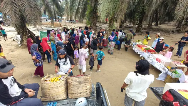 Senyum Ibu-ibu Korban Banjir Bandang Aceh Dapat Jatah di Lapak Sayur Galia, dari Wortel hingga Telur