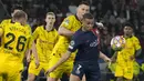 Striker PSG, Kylian Mbappe (kanan) menguasai bola dibayangi bek Borussia Dortmund, Niklas Suele pada laga leg kedua semifinal Liga Champions 2023/2024 di Parc des Princes Stadium, Paris, Rabu (7/5/2024). (AP Photo/Frank Augstein)