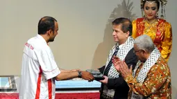 Menkes Palestina, Jawad Awed (tengah) saat menerima penyerahan secara simbolis RS Indonesia di Gaza, Jakarta, Sabtu (9/1/2016). RS Indonesia adalah bantuan Indonesia yang donasi seluruhnya murni berasal dari rakyat Indonesia. (Liputan6.com/Helmi Afandi)
