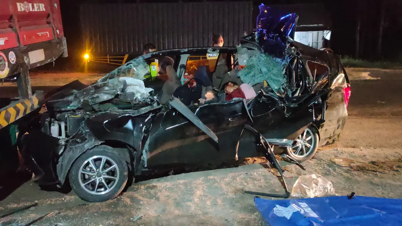 Mobil Toyota Calya ringsek usai menabrak truk parkir di Tuban. (Ahmad Adirin/Liputan6.com).