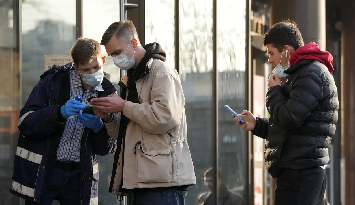 Seorang petugas memeriksa sertifikat vaksinasi COVID-19 di pintu masuk MacDonalds di Kyiv, Ukraina, Senin (1/11/2021). Langkah-langkah baru diterapkan karena jumlah kasus COVID-19 melonjak ke level tertinggi sejak pandemi, di tengah laju vaksinasi yang lamban di Ukraina. (AP Photo/Efrem Lukatsky)
