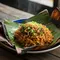 Resep Mie Goreng Bakar Daun Pisang yang Wangi Smoky