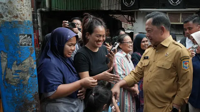 Menteri Dalam Negeri (Mendagri) Muhammad Tito Karnavian saat meninjau langsung penerima Bantuan Stimulan Perumahan Swadaya (BSPS) atau bedah rumah di Kelurahan Kalianyar, Kecamatan Tambora, Kota Jakarta Barat (Jakbar). (Dok. Istimewa)