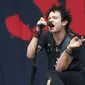 Vokalis Sum41, Derryck Whibley sempat menyindir kedekatan Avril lewat kostum Halloweennya di tahun 2012.