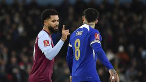 Douglas Luiz (kiri) dan Enzo Fernandez (kanan) beradu argumen saat Aston Villa menjamu Chelsea pada laga ulangan putaran keempat Piala FA 2023/2024, Kamis (8/2/2024) dini hari WIB.&nbsp;(AP Photo/Rui Vieira)