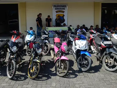 Resmob Polrestabes Semarang menangkap pelaku pencurian dan perampasan sepeda motor yang beraksi puluhan kali di Semarang dan sekitarnya, Minggu (5/6). Tiga pelaku beserta barang bukti puluhan motor digelandang ke Polrestabes Semarang (Liputan6.com/Gholib)