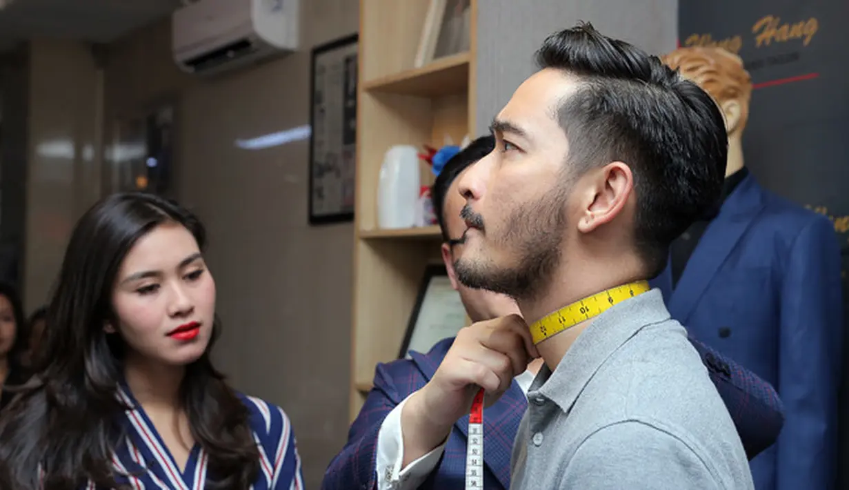 "Enggak (ganggu) sih. Aku enggak masalah. Takutnya pas dipakai (baju pengantin) perutnya buncit gitu. Untuk acara nanti please dikecilin perutnya biar bagus," kata Syahnaz. (Deki Prayoga/Bintang.com)