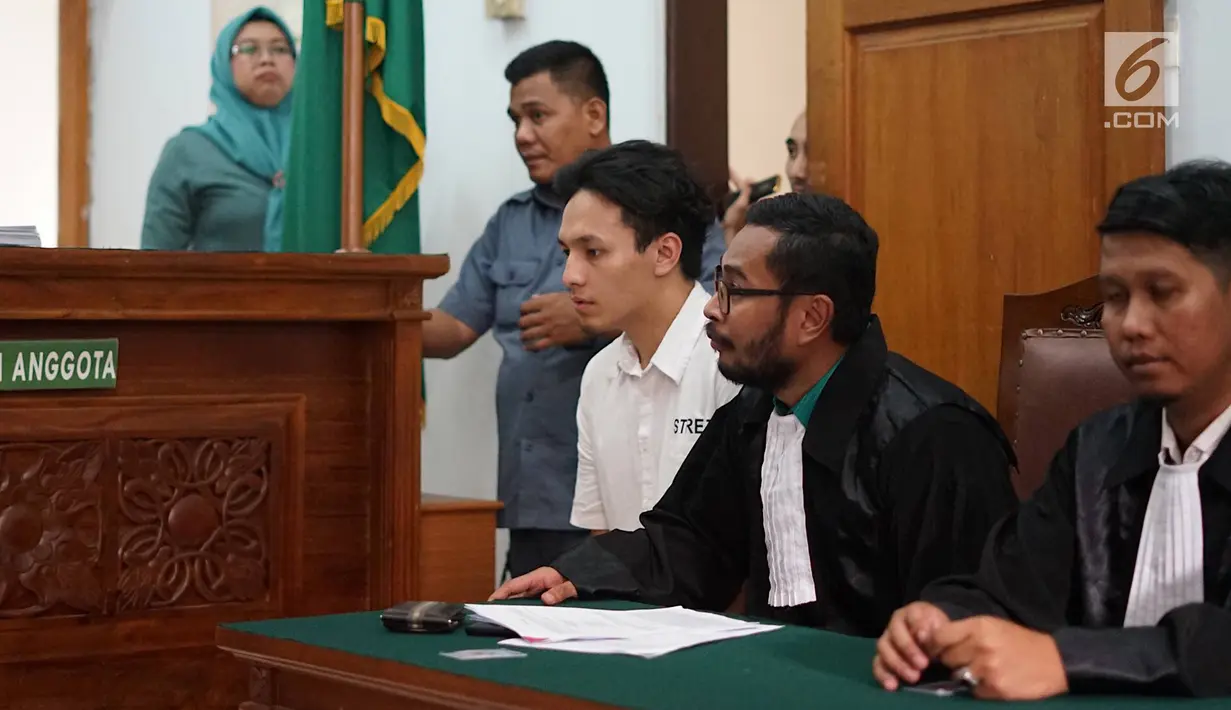 Aktor Jefri Nichol menjalani sidang perdana kasus dugaan penyalahgunaan narkoba di Pengadilan Negeri (PN) Jakarta Selatan, Senin (9/9/2019). Sidang perdana tersebut dengan agenda pembacaan dakwaan kepemilikan narkotika jenis ganja yang dimiliki Jefri Nichol. (Liputan6.com/Immanuel Antonius)