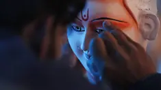Pematung Nepal Ravi Pandit memberikan sentuhan akhir pada patung dewi Hindu Durga menjelang festival Dashain di Kathmandu, Nepal (14/10/2020). Keluarga Pandit akan menjual setidaknya 200 patung untuk festival ini, tetapi tahun ini hanya menjual 20 patung karena pandemi. (AP Photo/Niranjan Shrestha)