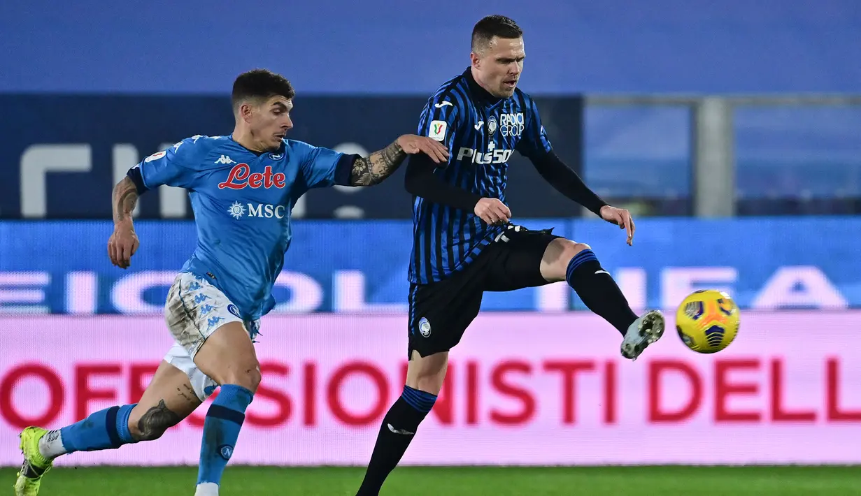 Gelandang Atalanta, Josip Ilicic (kanan) menguasai bola dibayangi bek Napoli, Giovanni Di Lorenzo dalam laga leg kedua semifinal Coppa Italia 2020/21 di The Azzurri d'Italia Stadium, Rabu (10/2/2021). Atalanta menang 3-1 atas Napoli. (AFP/Miguel Medina)
