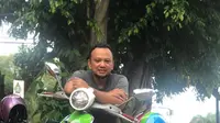 Anas Syahrul Alimi dengan Vespa uniknya.