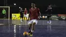 Pemain futsal Indonesia, Hairul Ohorella, meramaikan grand final Super Soccer Futsal Battle 2017 di Bintaro Jaya ExChange, Tangerang, Sabtu (21/10/2017). Timnas futsal Piala AFF 2010 tampil melawan All Star. (Bola.com/Vitalis Yogi Trisna)