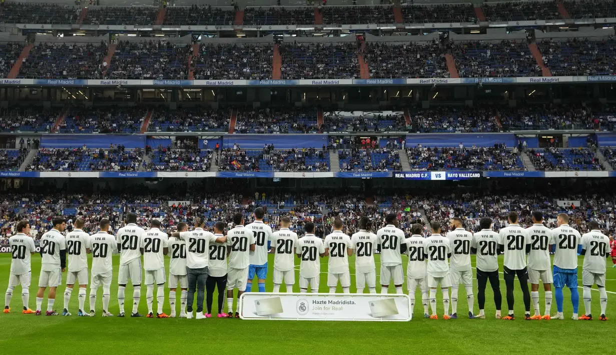 Pemain Real Madrid mengenakan jersey dengan nama rekan setimnya Vinicius Junior pada laga pekan ke-36 Liga Spanyol 2022/2023 melawan Rayo Vallecano di Santiago Bernabeu, Kamis dini hari WIB (25/5/2023). (AP Photo/Manu Fernandez)