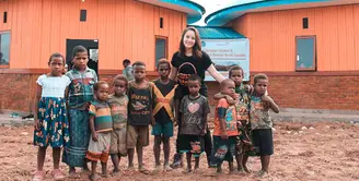 Chelsea Islan, tak hanya sibuk dalam kariernya sebagai seorang figur publik. Namun si cantik yang satu ini juga selalu menyibukan diri dalam kegiatan sosial. Seperti yang belum lama ini di lakukannya di Papua. (Instagram/chelseaislan)