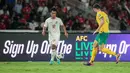 Pemian Timnas Indonesia, Pratama Arhan (kiri) berusaha melewati penjagaan pemain Australia, Cameron Burgess saat laga Kualifikasi Piala Dunia 2026 di Stadion Utama Gelora Bung Karno (SUGBK), Senayan, Jakarta, Selasa (10/09/2024). (Bola.com/Bagaskara Lazuardi)