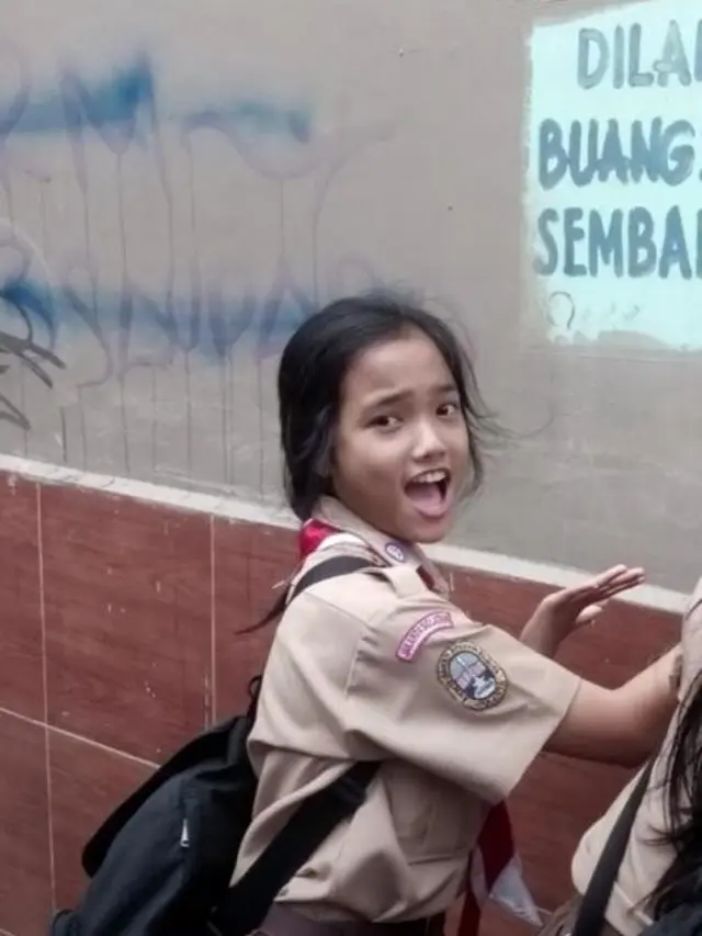 6 Foto Lawas Fuji Saat Pakai Seragam Pramuka SMA, Tengil Sedari Dulu