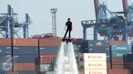 Atraksi  Flying Board di Markas Komando Lintas Laut Militer (KOLINLAMIL) TNI AL, Tanjung Priok, Jakarta, Minggu (24/7). Open Day Kolinlamil digelar dalam rangka menyemarakan HUT KOLINLAMIL 1 Juli 2016 yang Ke-55. (Liputan6.com/Helmi Afandi)