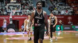 Yordania kembali ke semifinal FIBA Asia Cup 2022 sejak 2011 usai mengalahkan Iran dengan skor 91-76 pada Rabu (21/07/2022). Pertandingan berjalan sangat sengit. Bahkan, kedua tim saling berbalas keunggulan. Barulah pada kuarter keempat Yordania berhasil menguasai gim. Dar Tucker berhasil melanjutkan performa tajamnya dengan mencetak 29 poin, 6 rebound, dan 4 asis. (Bola.com/Bagaskara Lazuardi)