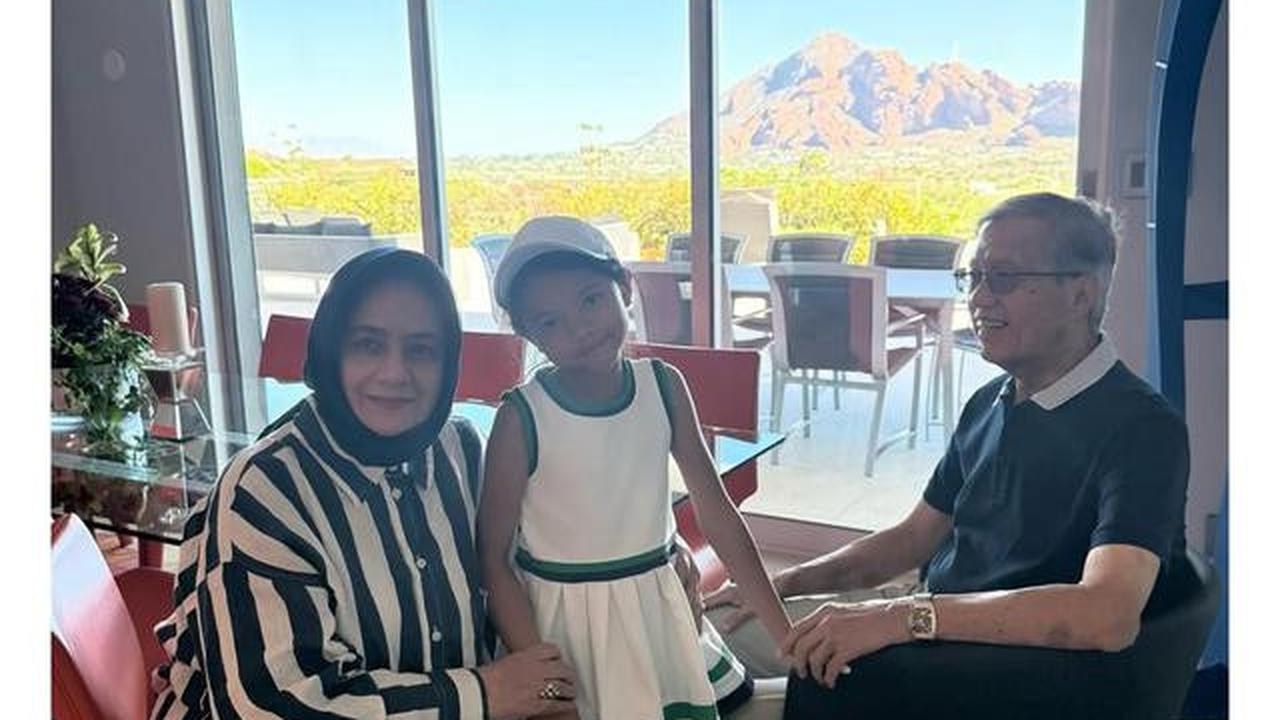6 Potret Farah Quinn Bareng Ayah-Ibu yang Jarang Tersorot, Kumpul di Amerika