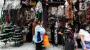 Warga berburu dekorasi dan pernak-pernik Natal di Pasar Asemka, Jakarta, Rabu (16/12/2020). Jelang Natal, masyarakat Ibu Kota yang merayakannya mulai berburu dekorasi dan pernak-pernik, dengan tujuan mempercantik rumah mereka saat perayaan 25 Desember 2020. (Liputan6.com/Johan Tallo)