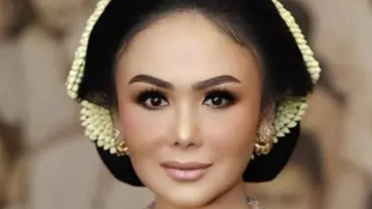 Model Batik dan Kebaya ala Yuni Shara