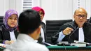 Jaksa penuntut umum bertanya kepada Abdur Rouf di sidang lanjutan dengan terdakwa Fuad Amin di Pengadilan Tipikor, Jakarta, Senin (1/6/2015). Rouf mengaku menjadi perantara penerimaan uang suap untuk Fuad Amin (Liputan6.com/Yoppy Renato) 
