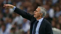 KESAL - Pelatih Chelsea, Jose Mourinho, kesal timnya kebobolan dua gol aneh saat menghadapi FC Porto di pertandingan kedua Grup G Liga Champions, Rabu (30/9/2015) dini hari WIB. (Reuters / Matthew Childs)