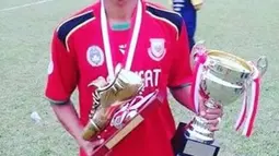 Hapidin berpose dengan tropi yang diraihnya setelah menjadi pencetak gol terbanyak pada kompetisi Divisi Satu musim 2014. (Instagram/hapidin_7)