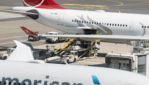 Peti jenazah turis Italia yang tewas saat menyelam di Maladewa tiba di Bandara Malpensa, Milan. (dok. Marco Ottico/LaPresse via AP)